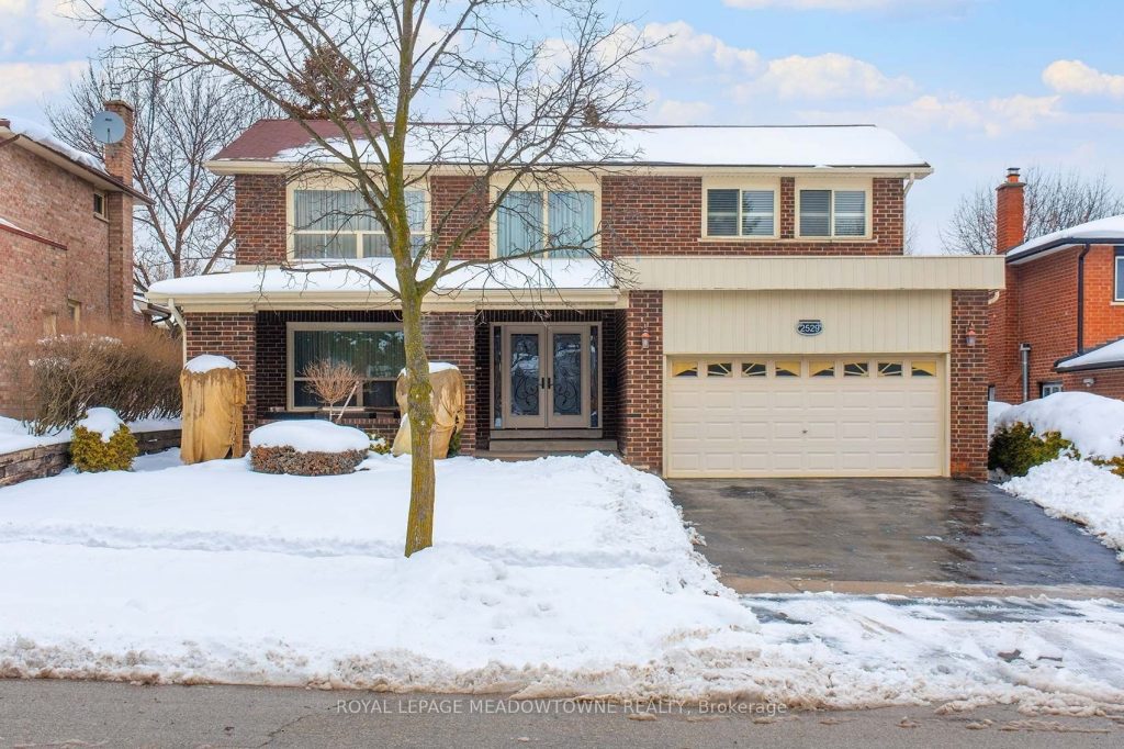 4-bedroom detached home for sale in Mississauga — 2529 Claymore Crescent (Photo 1)