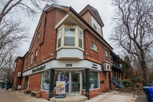 Studio store w apt/office home for sale in Toronto — 256 Crawford Street