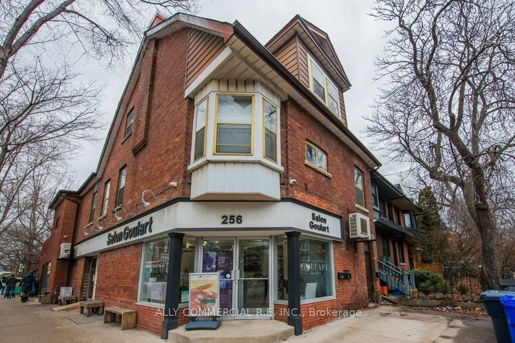 Studio store w apt/office home for sale in Toronto — 256 Crawford Street (Photo 1)