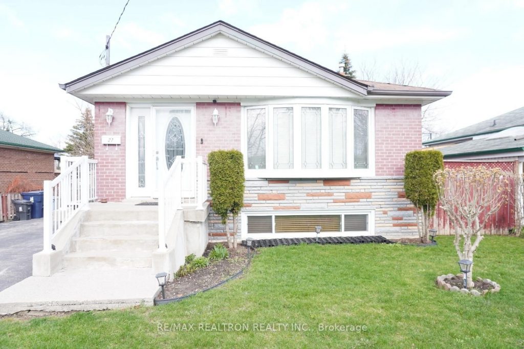 3-bedroom detached home for rent in Toronto — 27 Ronway Acres (Photo 1)
