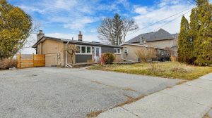 2-bedroom detached home for sale in Richmond Hill — 292 Essex Avenue