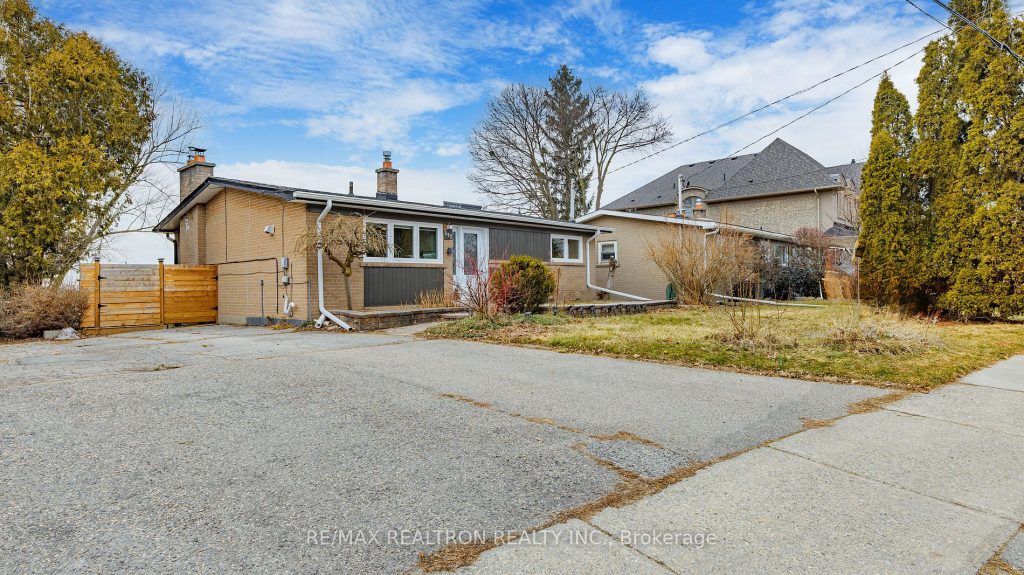 2-bedroom detached home for sale in Richmond Hill — 292 Essex Avenue (Photo 1)