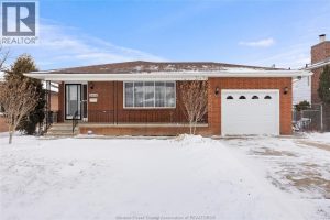 3-bedroom home for sale in Windsor — 2920 Lloyd George Boulevard