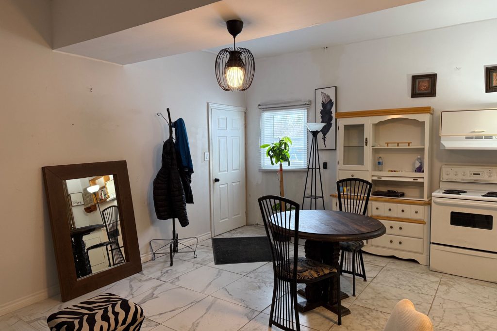 1-bedroom store w apt/office home for rent in Port Colborne — 3 - 239 Main Street W (Photo 1)