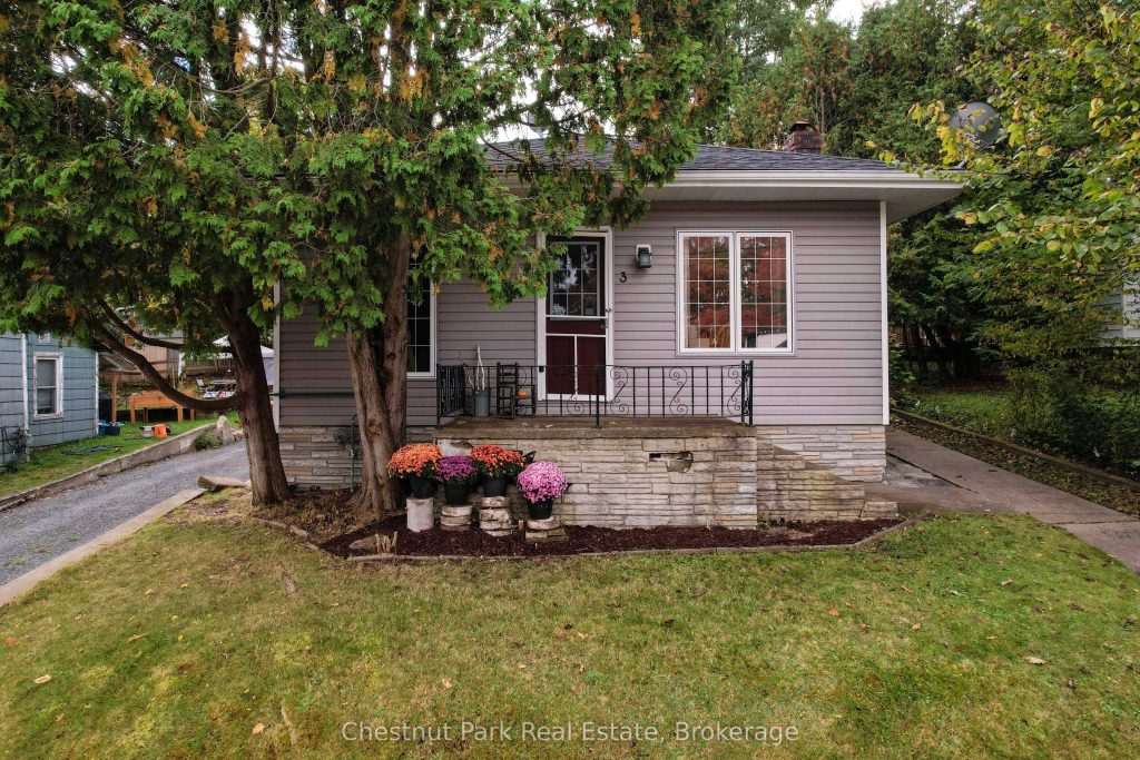 3-bedroom detached home for sale in Huntsville — 3 Cora Street E (Photo 1)