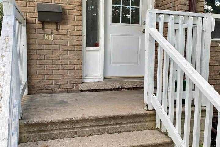 3-bedroom semi-detached home for sale in Barrie — 30 Bernick Drive (Photo 1)