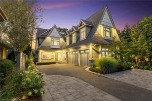 6-bedroom detached home for sale in Burlington — 3087 Lakeshore Road