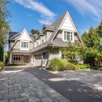 6-bedroom detached home for sale in Burlington — 3087 Lakeshore Road (Photo 2)