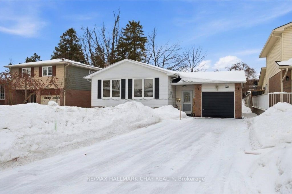 3-bedroom detached home for sale in Barrie — 32 Cynthia Court (Photo 1)