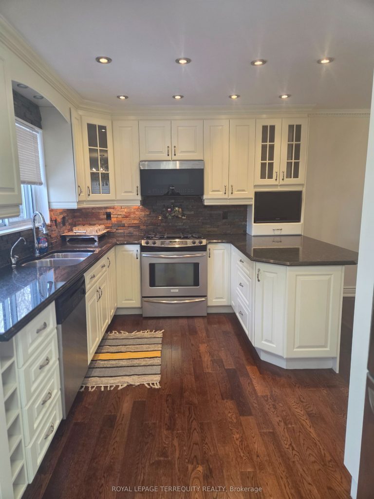 3-bedroom condo townhouse for rent in Ajax — 32 Randall Drive (Photo 1)