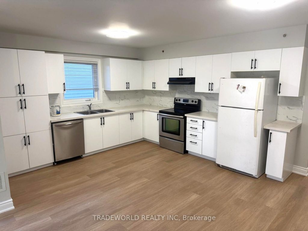 2-bedroom detached home for sale in Toronto — 32 St Dunstan Drive (Photo 1)