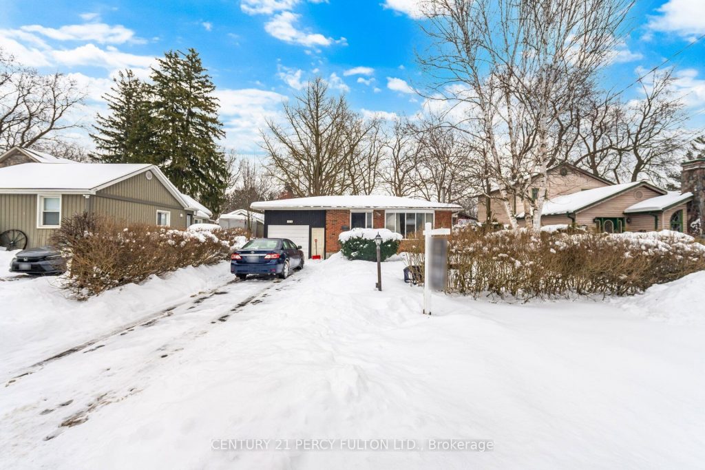 3-bedroom detached home for sale in Pickering — 325 Dyson Road (Photo 1)