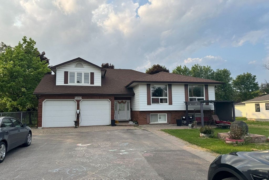 4-bedroom duplex home for sale in Barrie — 326 Little Avenue (Photo 1)