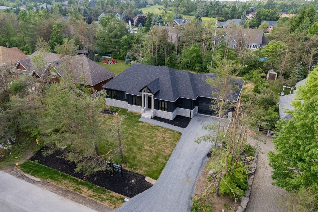 3-bedroom detached home for sale in Simcoe — 32 Alpine Way (Photo 1)