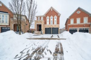 3-bedroom detached home for sale in Richmond Hill — 33 Carnoustie Crescent
