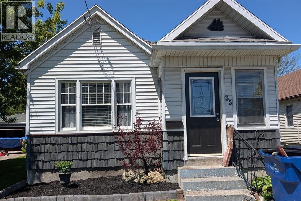 2-bedroom home for sale in Chatham — 35 Alexandra Avenue (Photo 1)