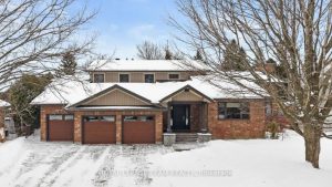 4-bedroom detached home for sale in Ottawa — 36 Halldorson Crescent