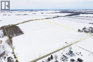 Studio home for sale in Amherstburg — 3639 3rd Concession North
