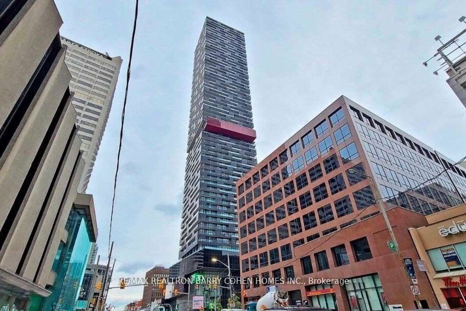 1-bedroom condo apartment for rent in Toronto — 3909 - 8 Eglinton Avenue E (Photo 1)
