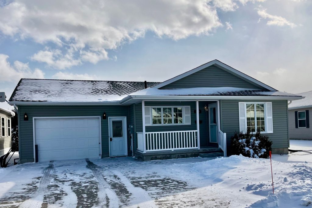 2-bedroom detached home for sale in Strathroy-caradoc — 459 Richard Crescent (Photo 1)