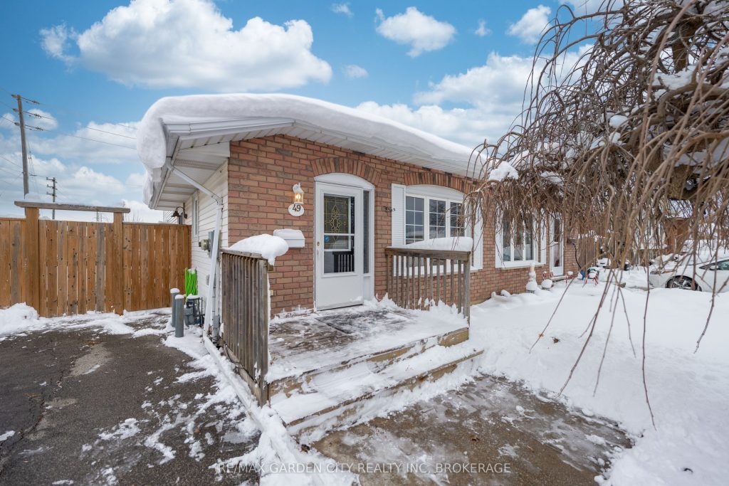 3-bedroom semi-detached home for sale in St. Catharines — 49 Autumn Place (Photo 1)