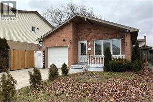 4-bedroom home for sale in Stoney Creek — 5 Twinoaks Crescent