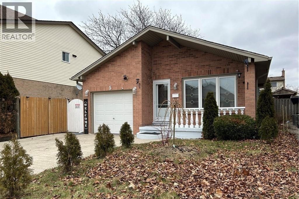 4-bedroom home for sale in Stoney Creek — 5 Twinoaks Crescent (Photo 1)