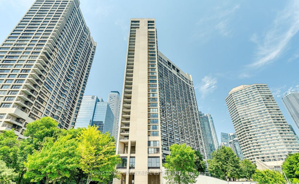 2-bedroom condo apartment for sale in Toronto — 501 - 33 Harbour Square (Photo 1)