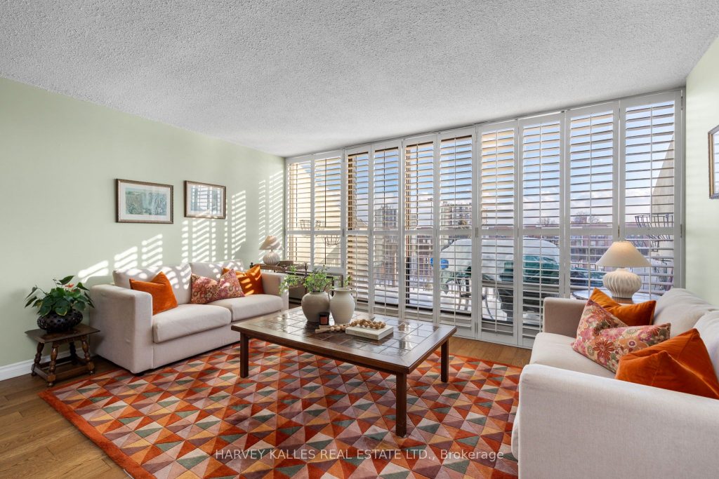 3-bedroom condo apartment for sale in Toronto — 504 - 10 Fashion Roseway N/a (Photo 1)