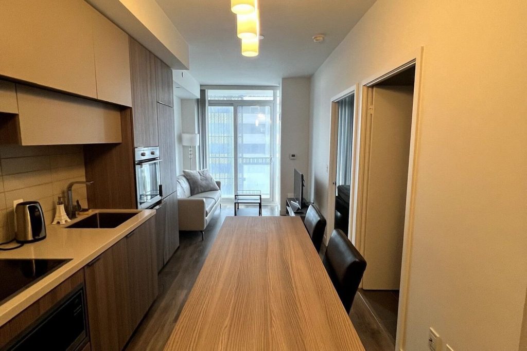 1-bedroom condo apartment for rent in Toronto — 504 - 8 Eglinton Avenue E (Photo 1)