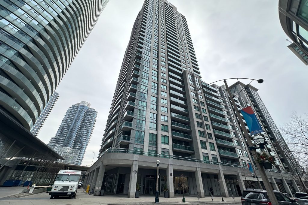 2-bedroom condo apartment for rent in Toronto — 511 - 19 Grand Trunk Crescent (Photo 1)