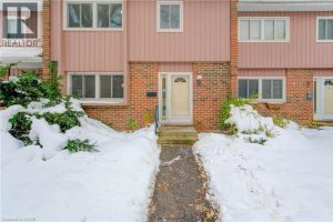 3-bedroom home for sale in Waterloo — 52 - 121 University Avenue East