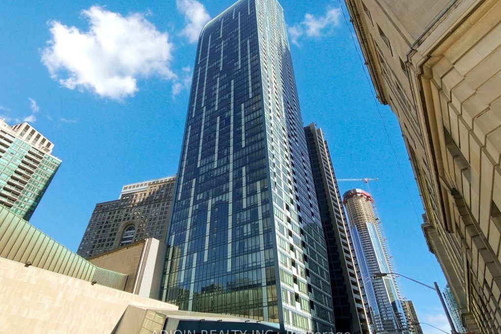 1-bedroom condo apartment for sale in Toronto — 5303 - 8 The Esplanade N/a (Photo 1)