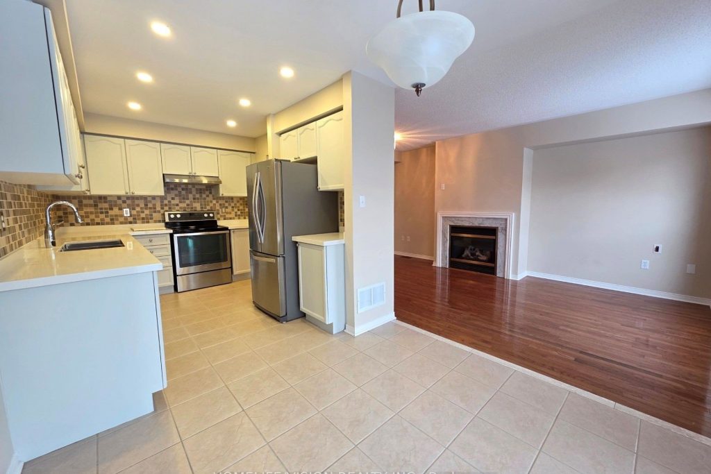 3-bedroom att/row/townhouse for rent in Aurora — 54 Mcnally Way (Photo 1)