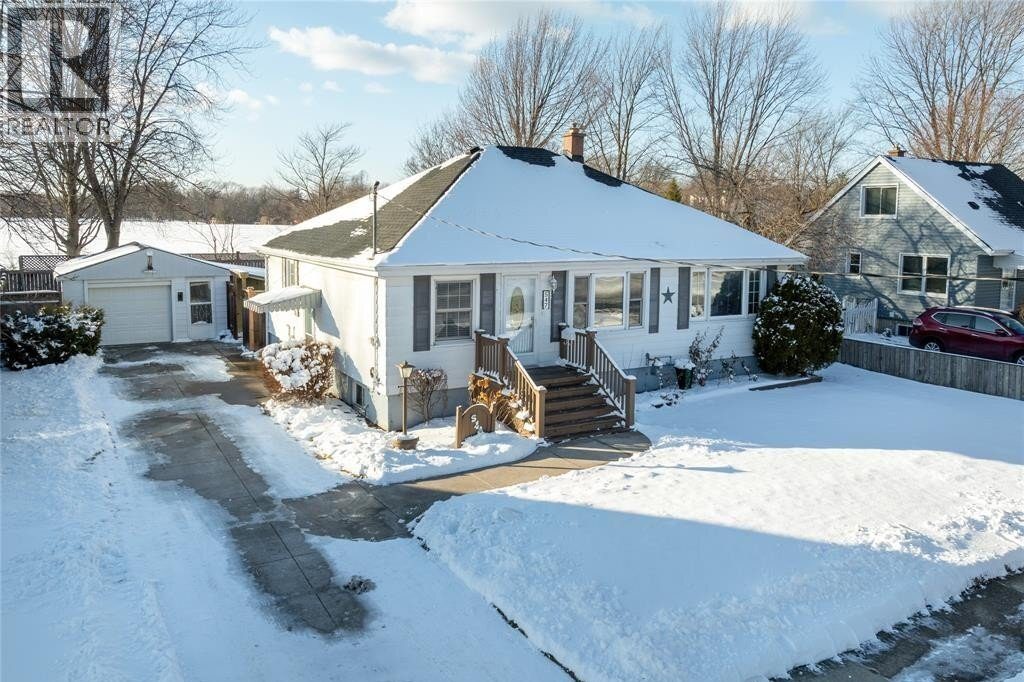 3-bedroom home for sale in Sarnia — 547 Superior Street (Photo 1)