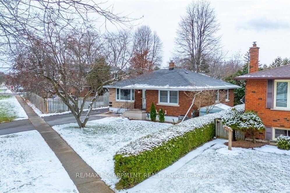 3-bedroom detached home for sale in St. Catharines — 557 Lake Street (Photo 1)