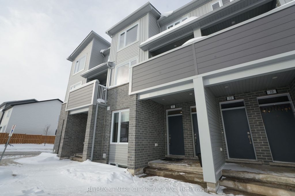 3-bedroom condo townhouse for sale in London South — 6 - 925 Deveron Crescent (Photo 1)