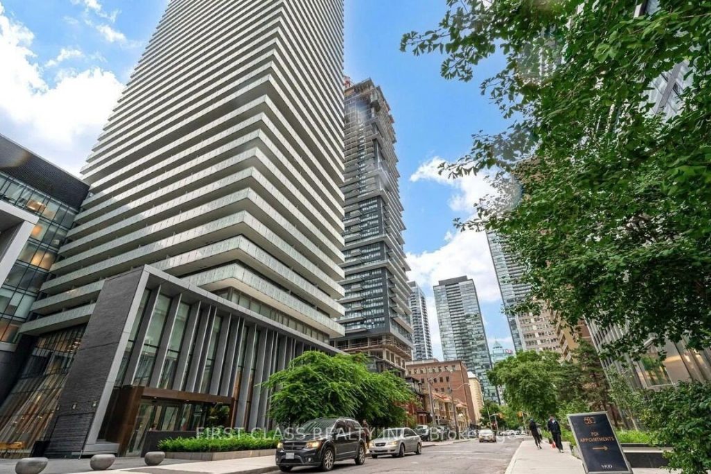 1-bedroom condo apartment for rent in Toronto — 604 - 50 Charles Street E (Photo 1)