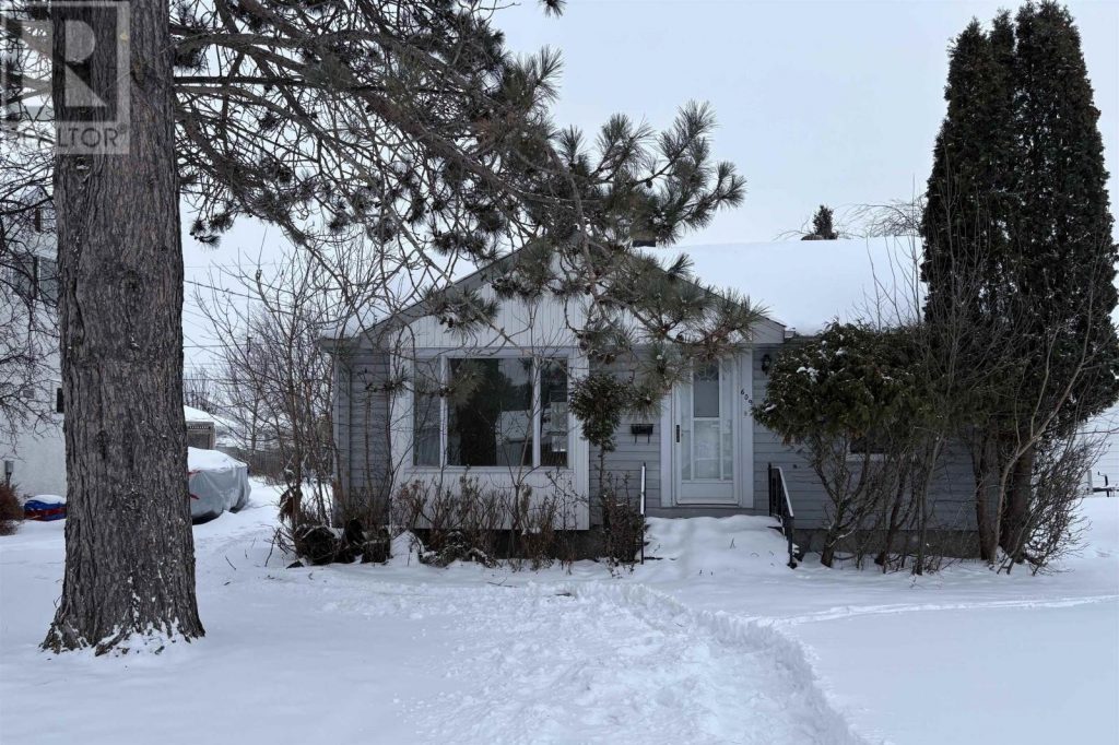 2-bedroom home for sale in Fort Frances — 609 Second Street W (Photo 1)