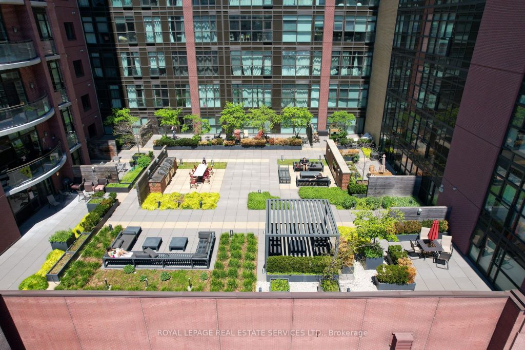 1-bedroom condo apartment for rent in Hamilton — 611 - 112 King Street E (Photo 1)