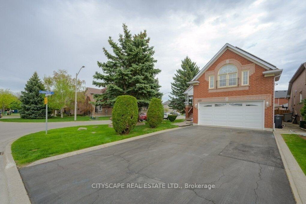 3-bedroom detached home for rent in Mississauga — 6121 Maple Gate Circle (Photo 1)