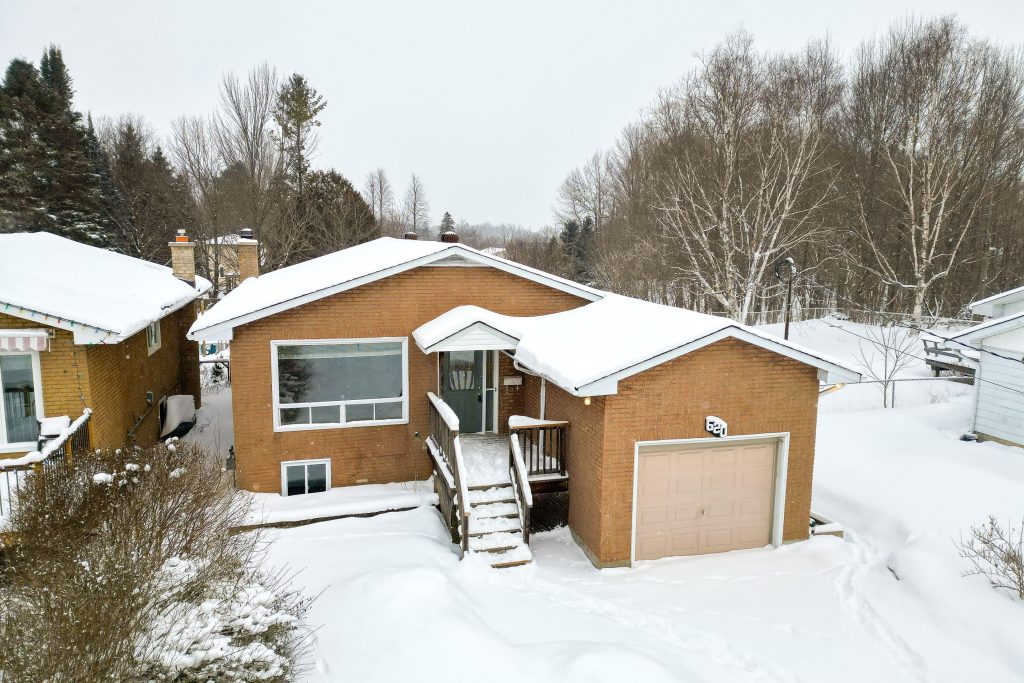 4-bedroom link home for sale in Owen Sound — 620 17th Street W (Photo 1)