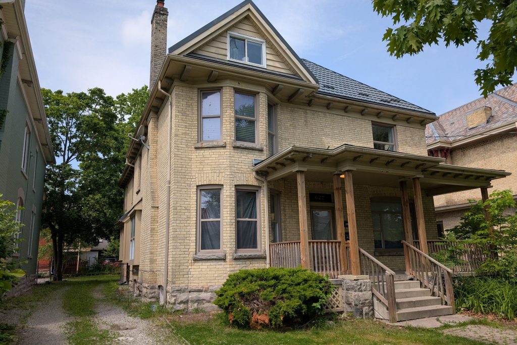 7-bedroom detached home for rent in London East — 627 Wellington Street (Photo 1)