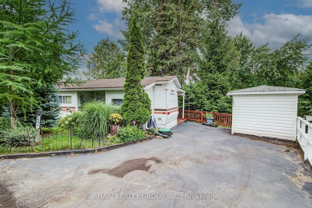 1-bedroom mobiletrailer home for sale in Centre Wellington — 691 Oak Crescent (Photo 1)