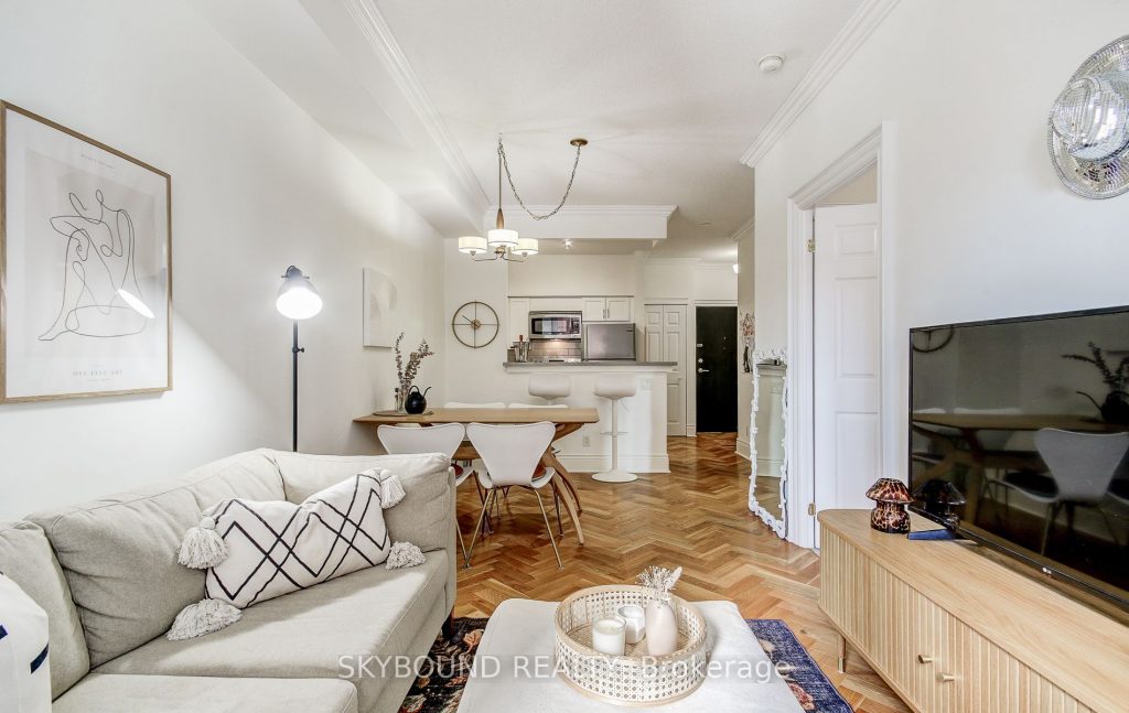 1-bedroom condo apartment for sale in Toronto — 703 - 120 Lombard Street (Photo 1)