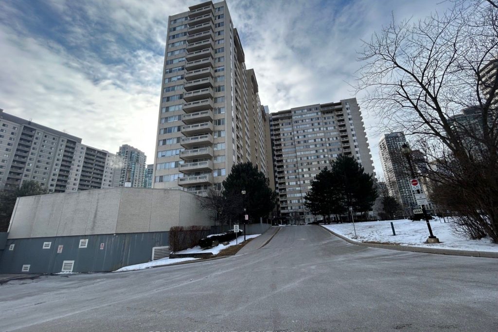 2-bedroom condo apartment for sale in Mississauga — 805 - 3590 Kaneff Crescent (Photo 1)