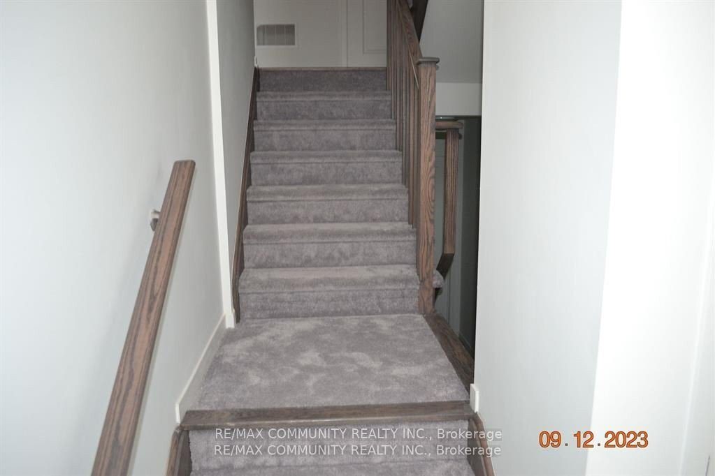 4-bedroom att/row/townhouse for rent in Oshawa — 811 Stanstead Path (Photo 1)