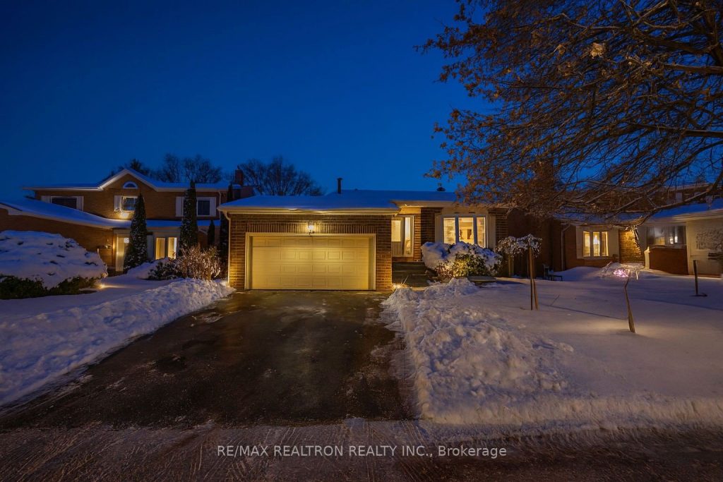 4-bedroom detached home for sale in Newmarket — 82 Kingston Road (Photo 1)