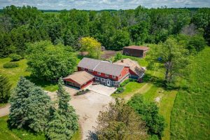 6-bedroom farm home for sale in Howick — 89482 Belmore Line