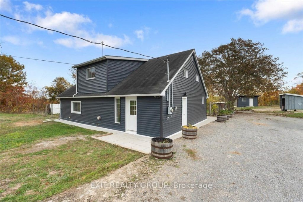 4-bedroom detached home for sale in Quinte West — 895 English Settlement Road (Photo 1)